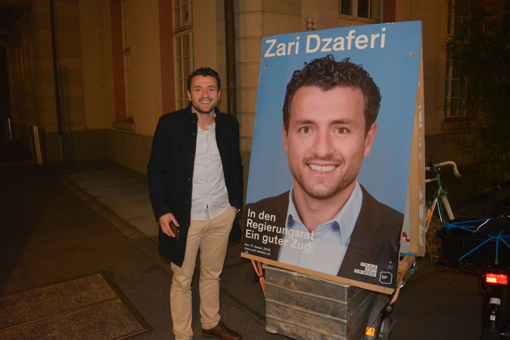 Zari Dzaferi, SP-Regierungratskandidat, ist momentan ebenfalls «on tour». Rechts sein Konterfei auf dem Veloanhänger.
